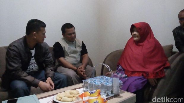 Tim Bupati Dedi menemui Siti Rohaya alias Amih (83).