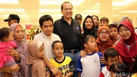Warga berfoto dengan pemilik CT Corp, Chairul Tanjung.