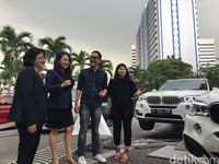 Jodie O'tania didampingi Product Planning Manager BMW Indonesia Tami Notohutomo menjelaskan fitur Seri X
