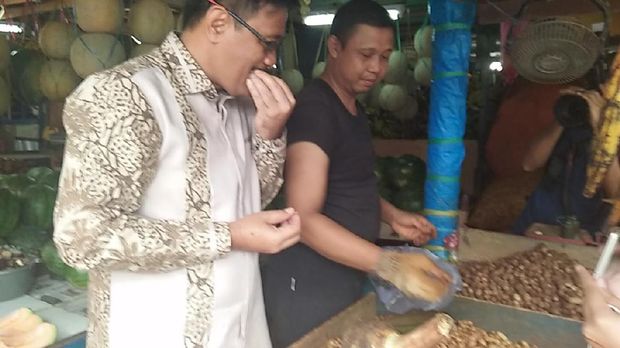 Djarot membeli kacang 2 kg.