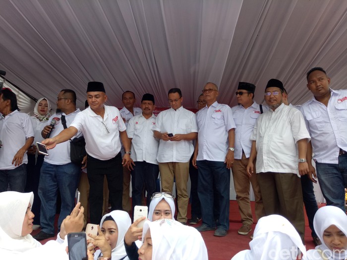 Kampanye di Palmerah Jakbar, Anies Ungkit Soal Peci