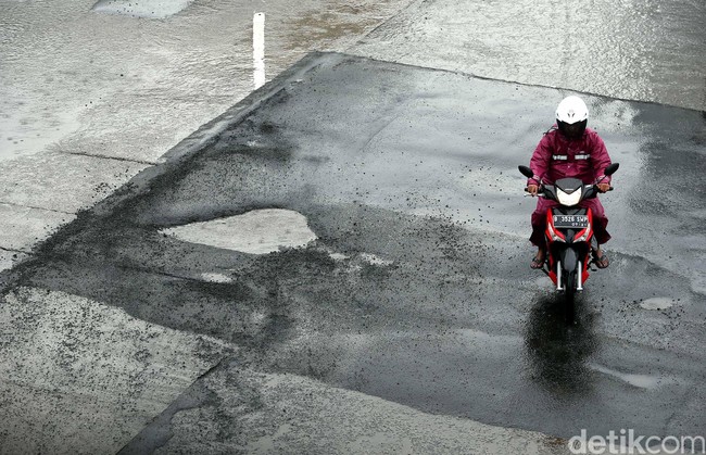 Ini Tipsnya Biar Naik Motor Tetap Aman Saat Hujan
