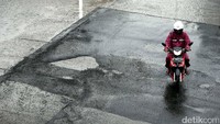Lubang menganga di sana-sini, sehingga pengendara khususnya sepeda motor harus hati-hati agar mereka tidak jatuh.