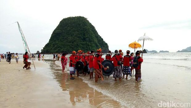 Melihat Khidmatnya Melasti Umat Hindu di Pulau Merah Banyuwangi