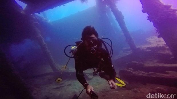 Diving di bekas kapal karam Amerika Serikat di Tulamben, Bali