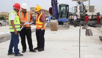 Kepala Satker Jalan Bebas Hambatan Medan-Kualanamu Dedy Hariadi (tengah) saat meninjau proyek jalan tol yang menjadi bagian dari Trans Sumatera tersebut.