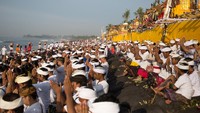 Upacara melasti berarti menghanyutkan kotoran alam menggunakan air kehidupan. Dalam kepercayaan Hindu, sumber air seperti danau dan laut dianggap sebagai asal tirta amerta atau air kehidupan. REUTERS/Agung Parameswara.
