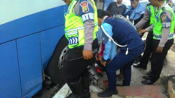 Melawan Arus di Kuningan, Pemotor Terjepit Bus TransJ