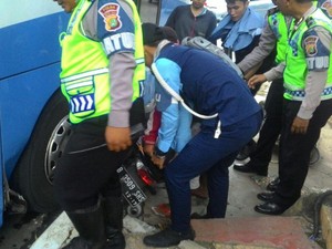 Melawan Arus di Kuningan, Pemotor Terjepit Bus TransJ