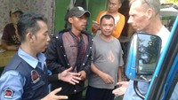 Kenneth William Carl (59) atau biasa disapa Ken diselamatkan Petugas Pelayanan, Pengawasan dan Pengendalian Sosial (P3S) Suku Dinas Sosial Jakarta Selatan, Sabtu (25/3/2017). (Foto: Istimewa)