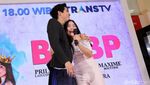 Baper Maksimal! Prilly Latuconsina Digendong Maxime Bottier