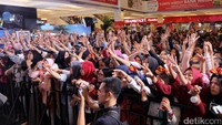 Penonton begitu antusias melihat acara Hangout With All Stars.