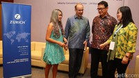 President Director of PT Zurich Insurance Indonesia (Zurich) Philippe Danielski dalam perbincangan dengan Travel Blogger Marischka Prudence, Head of Public Relation Astindo Dyah Permatasari, dan Corporate and Commercial Director of Zurich Wirahadi Suryana mengenai tren asuransi perjalanan di Indonesia.