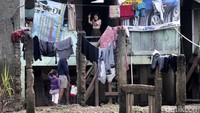 Namun ada sejumlah warga yang memilih bertahan di lanati 2 rumah mereka.