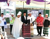 Pakai Peci dan Sarung, Jokowi <i>Groundbreaking</i> Ponpes di Mandailing Natal
