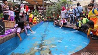 Acara ini juga diperuntukkan untuk anak kecil.