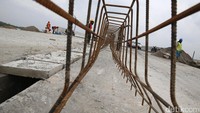 Para pekerja menyelesaikan proyek jalan tol Medan-Binjai seksi III, Sumatera Utara, Jumat (24/3/2017).