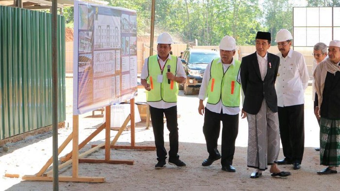 Pakai Peci dan Sarung, Jokowi Groundbreaking Ponpes di Mandailing Natal