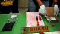 Polisi mengamankan sejumlah barang bukti yaitu 1 paket sabu, 1 paket keytamin, 1 set alat hisap sabu, dan 1 unit mobil sedan Honda B 1240 ZAA.