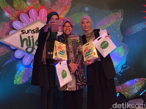 Foto: Risma Diserbu Peserta Sunsilk Hijab Hunt 2017 Surabaya