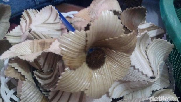 Bikin Bunga Hiasan, Perempuan Aceh Ini Raup Untung Jutaan Rupiah