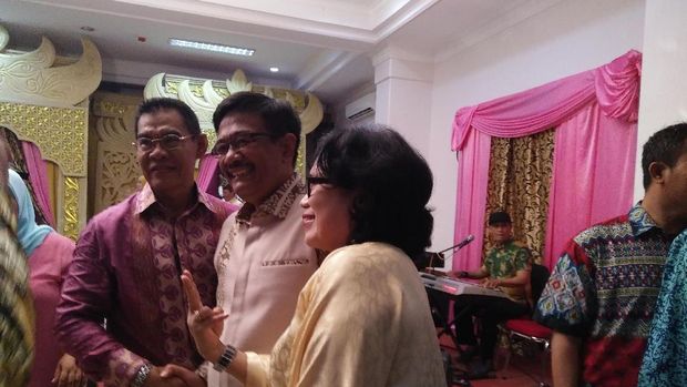Puas bernyanyi, Djarot dengan ramah melayani permintaan tamu undangan untuk berfoto ria.