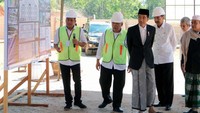 Pada kesempatan tersebut Presiden Jokowi didampingi oleh Menteri Pekerjaan Umum dan Perumahan Rakyat (PUPR) Basuki Hadimuljono, Direktur Rumah Khusus Direktorat Jenderal Penyediaan Perumahan Robert Marbun yang menjabat sebagai Plh Direktur Rumah Susun, Kepala Balai Wilayah Sungai II Sumatera Baru Panjaitan dan Kepala Balai Pelaksanaan Jalan Nasional II Paul Ames Halomoan, Sabtu (25/3). Pool/dok. Kementerian PUPR.