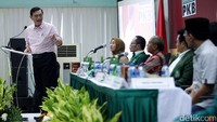 Menko Kemaritiman Luhut B Panjaitan saat berbicara di podium.