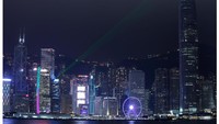 Deretan gedung pencakar langit di Hongkong juga melakukan pemadaman listrik. REUTERS/Bobby Yip.