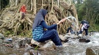 Foto: Tanaman yang satu ini kono berumur ratusan tahun dan terlihat mencolok lantaran ukurannya super besar. Ia dipenuhi akar-akar yang menjulur dengan diameter sekitar 10 meter dan warga sekitar menamakannya berakar seribu (Enggran/detikTravel)