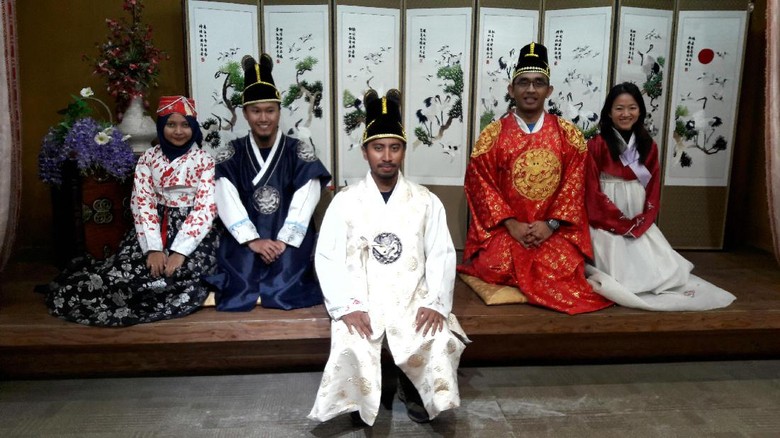 dTraveler menjajal hanbok, pakaian khas Korea (Kurnia/detikTravel) dTraveler menjajal hanbok, pakaian khas Korea (Kurnia/detikTravel)