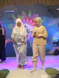 Gaya Modis Nycta Gina Saat Jadi Juri Sunsilk Hijab Hunt 2017 di Surabaya