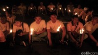 Mereka mematikan lampu serentak selama 1 jam sebagai bentuk kepedulian dan komitmen nyata dalam mengurangi emisi gas rumah kaca di lingkungan kawasan SCBD Jakarta.