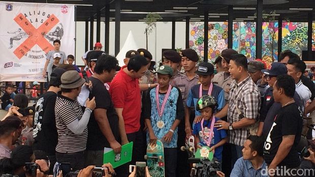 Ahok di kompetisi skateboard di RPTRA Kalijodo / 