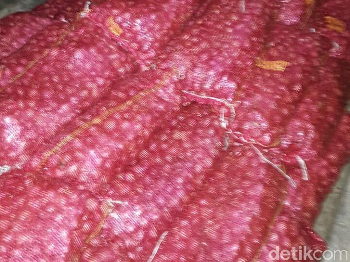 Polisi sita 500 karung bawang merah yang akan diselundupkan (Chaidir-detikcom)