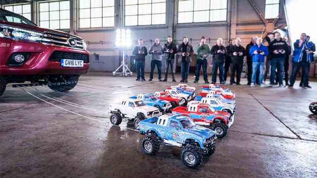 Wow, Toyota Hilux Ditarik dengan 15 Mobil Remot Kontrol