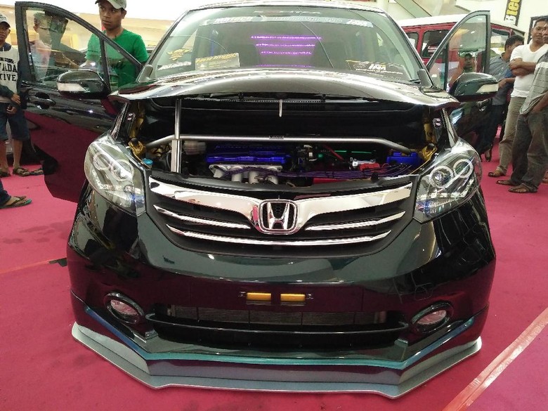 Honda Freed Berbalut Warna Bunglon