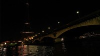 Ini perbandingan sebelum dan sesudah pemadaman listrik di kawasan menara Eiffel. REUTERS/Philippe Wojazer.