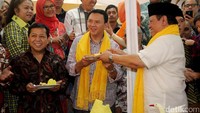 Dalam acara itu, Agung Laksono sempat melakukan acara potong tumpeng sebagai rasa syukurnya. Potongan pertama diberikan kepada Novanto. Setelah Novanto, giliran Ahok yang diberikan potongan tumpeng.