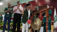 Muhaimin Iskandar secara simbolis memukul gong tanda diresmikannya Sekolah Kepemimpinan Gus Dur.