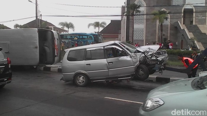 Bus Terguling di depan Masjid Jendral Moeldoko, 3 Orang Terluka