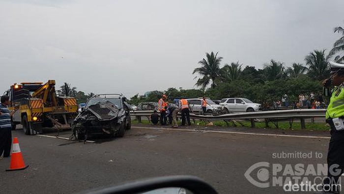 Lancer dan X-Trail Kecelakaan di KM 28, Jagorawi Arah Jakarta Macet