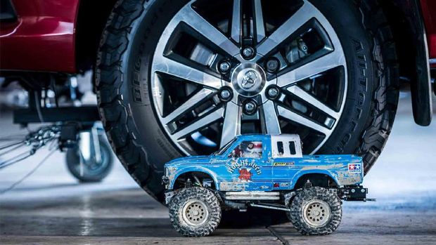 Wow, Toyota Hilux Ditarik dengan 15 Mobil Remot Kontrol