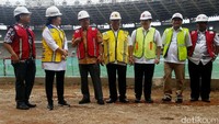 Sebelumnya, Ketua INASGOC Erick Thohir bersama jajarannya tiba lebih dulu di lokasi SUGBK. Sementara dari pihak Satgas renovasi SUGBK hadir Imam S. Ernawi.