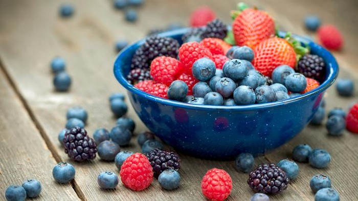 buah berry dan tauge A bowlful of delicious organic berries. Strawberries, blackberries, blueberries and raspberries. Shallow dof