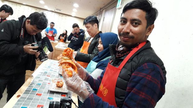Penasaran Bikin Kimchi & Pakai Hanbok Khas Korea