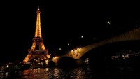 Ini penampakan Earth Hour di Paris, Perancis, Sabtu (25/3/2017). REUTERS/Philippe Wojazer.