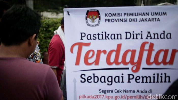 KPUD DKI buka posko pemeriksaan data pemilih yang terdaftar sebagai pemilih tetap untuk Pilgub DKI Jakarta 2017. Posko itu dibuka di kawasan Bundaran HI.