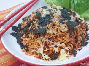 Sore Ini Enaknya Bikin Seblak Bawang dan Ramen Keju Pedas