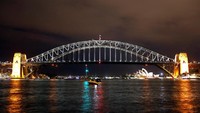 Sydney Harbour Bridge malah terlihat lebih romantis saat lampu dipadamkan. REUTERS/David Gray.